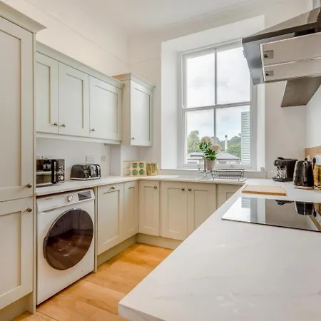 Daire 2 Bed In Oc-m32942 *